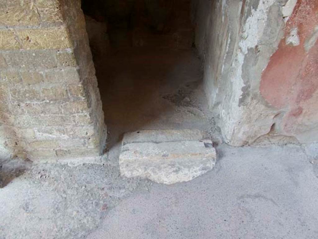 V.7, Herculaneum. September 2015. Kitchen doorway to room on north side of entrance corridor. Photo courtesy of Michael Binns.